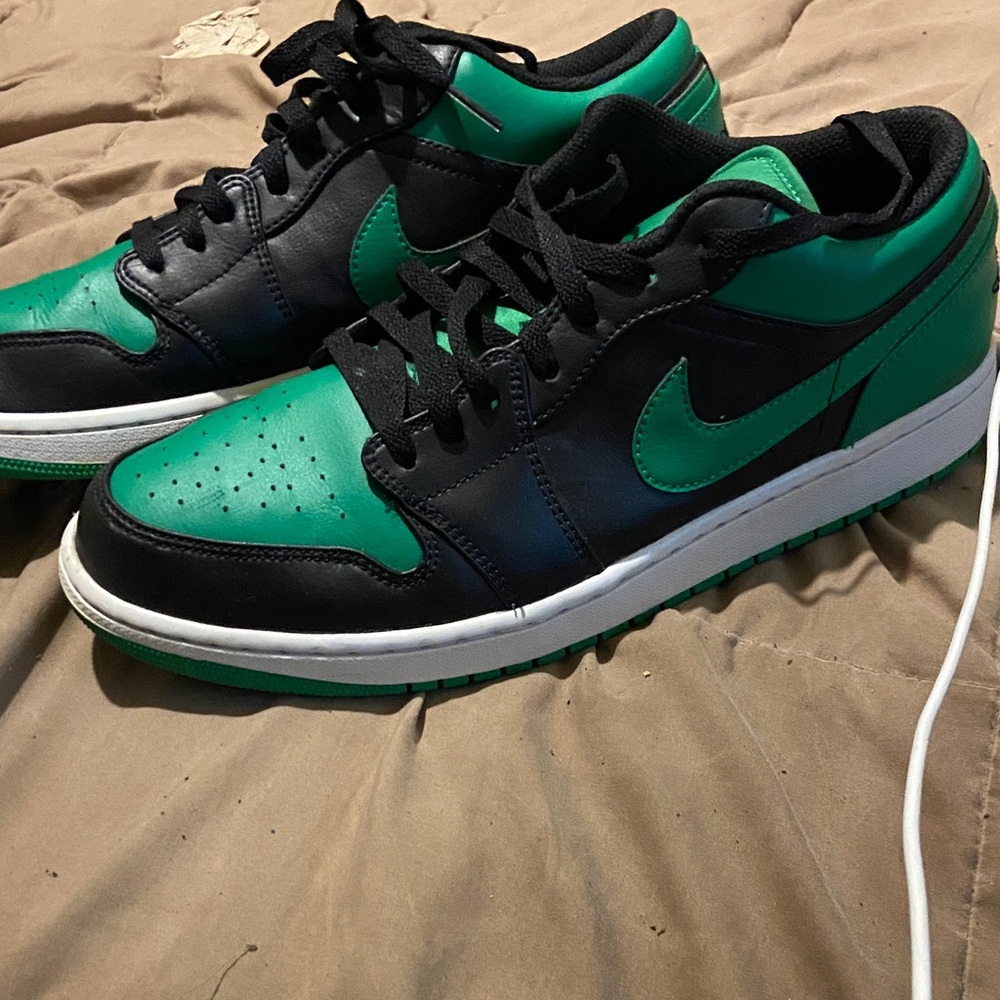 Jordan Men's Black and Green Athletic Shoes